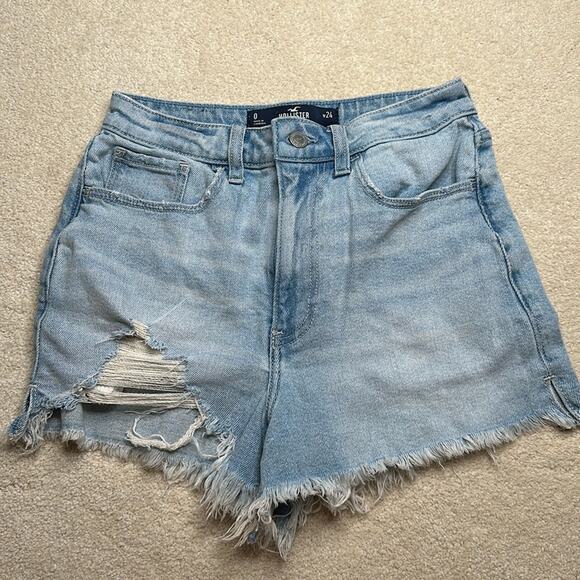 Hollister: Ultra High-Rise Mom Short 3” Light Wash - Picture 1 of 5